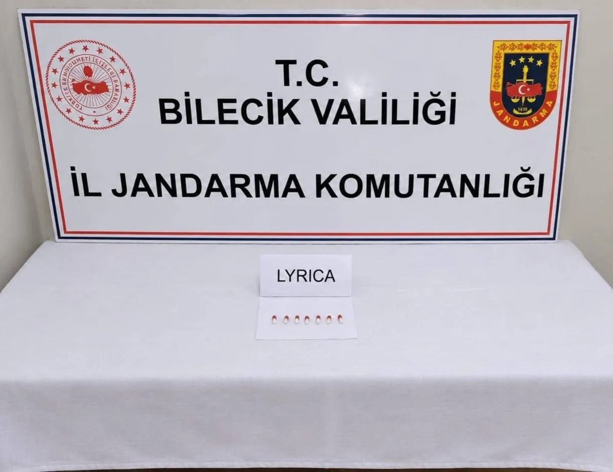 Bilecik'te jandarma yol kontrolünde bir şahsın üzerinde 7 uyuşturucu hap bulundu