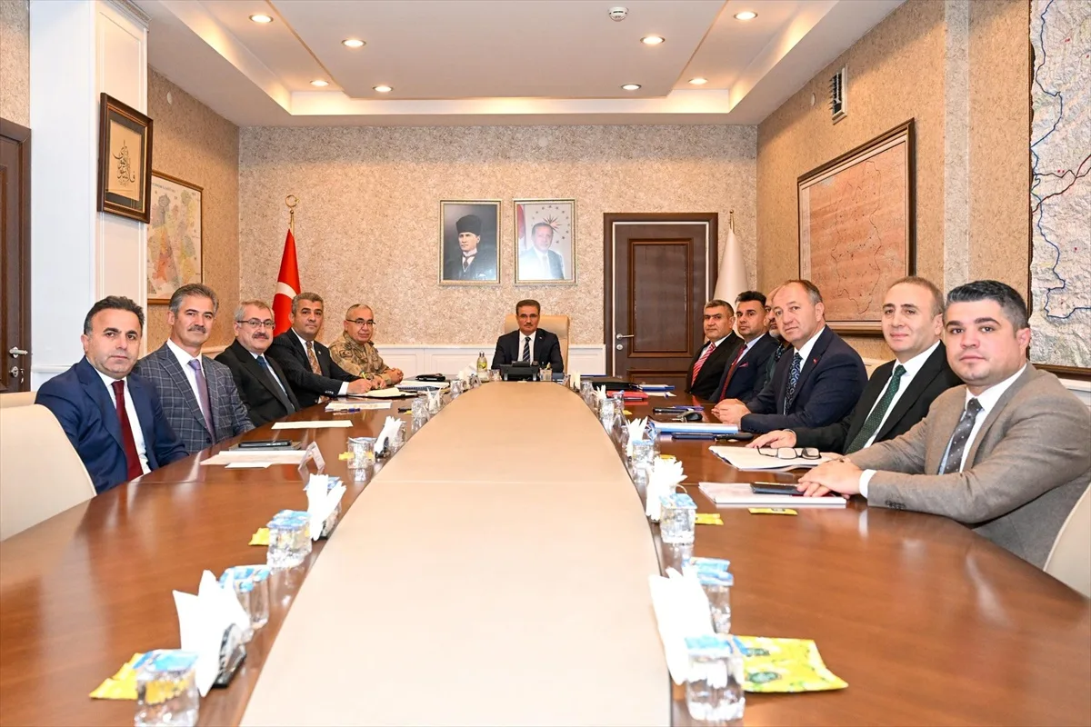 Erzurum'da Vali Baruş başkanlığında sosyal medyanın gençlere etkisi masaya yatırıldı
