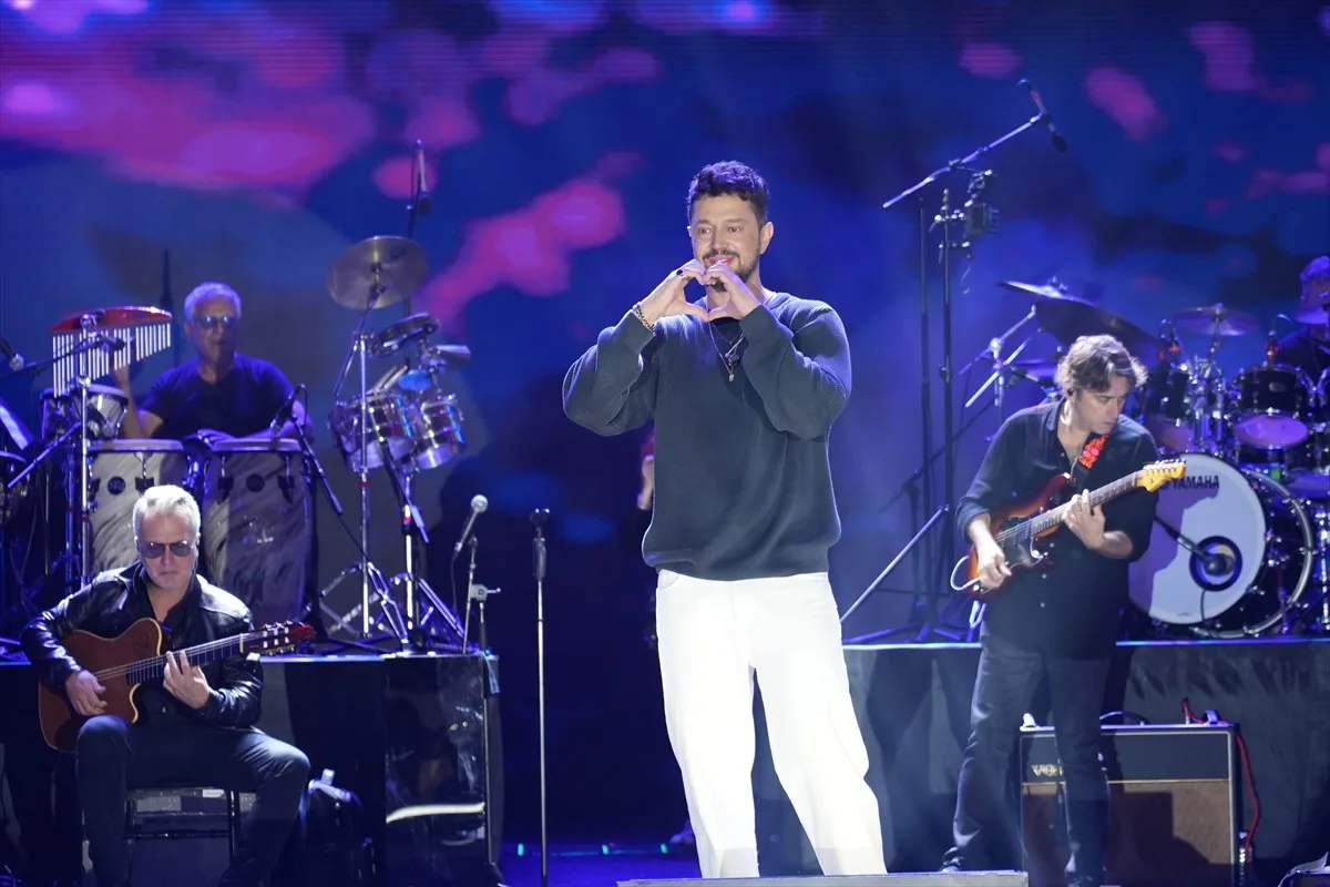Murat Boz, Diyarbakır Kültür Yolu Festivali'nde Nevruz Park'ta sahne aldı