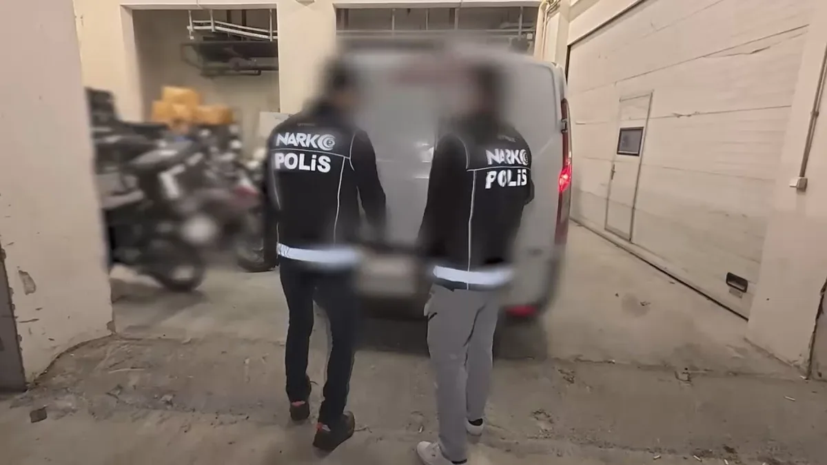 Kanser ilacı taşıdıklarını söylediler! Sultanbeyli'de minibüsten 1 milyon 642 bin sentetik hap çıktı