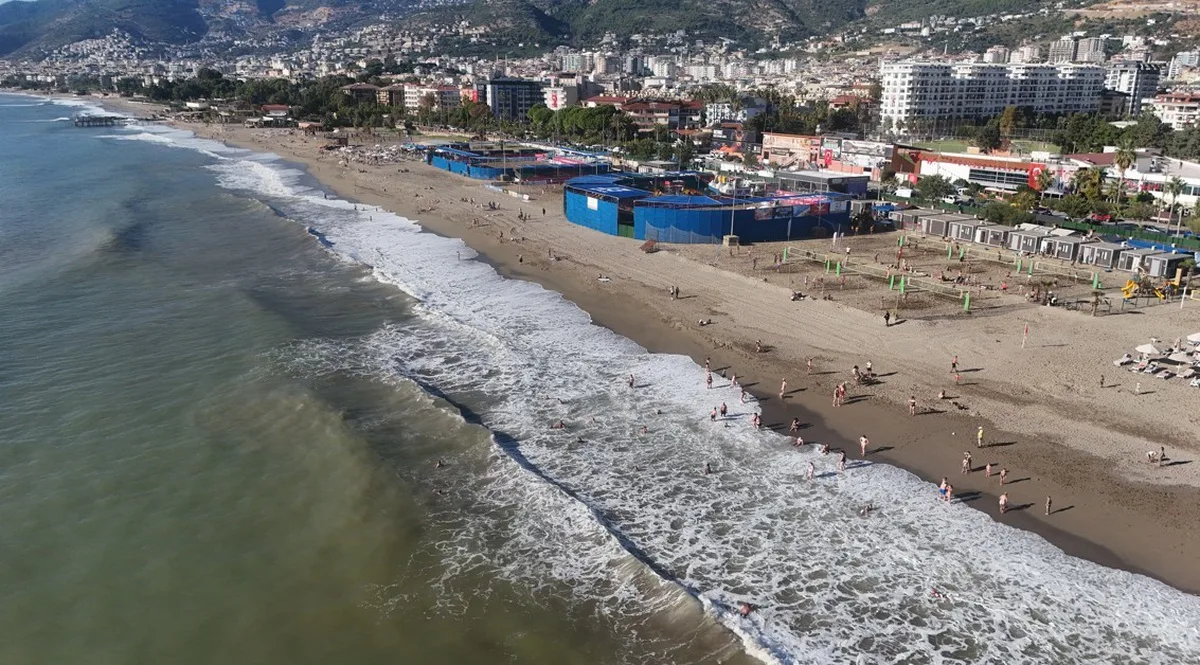 Alanya'da yağışın ardından Keykubat Plajı turist akınına uğradı, deniz suyu 24 derece