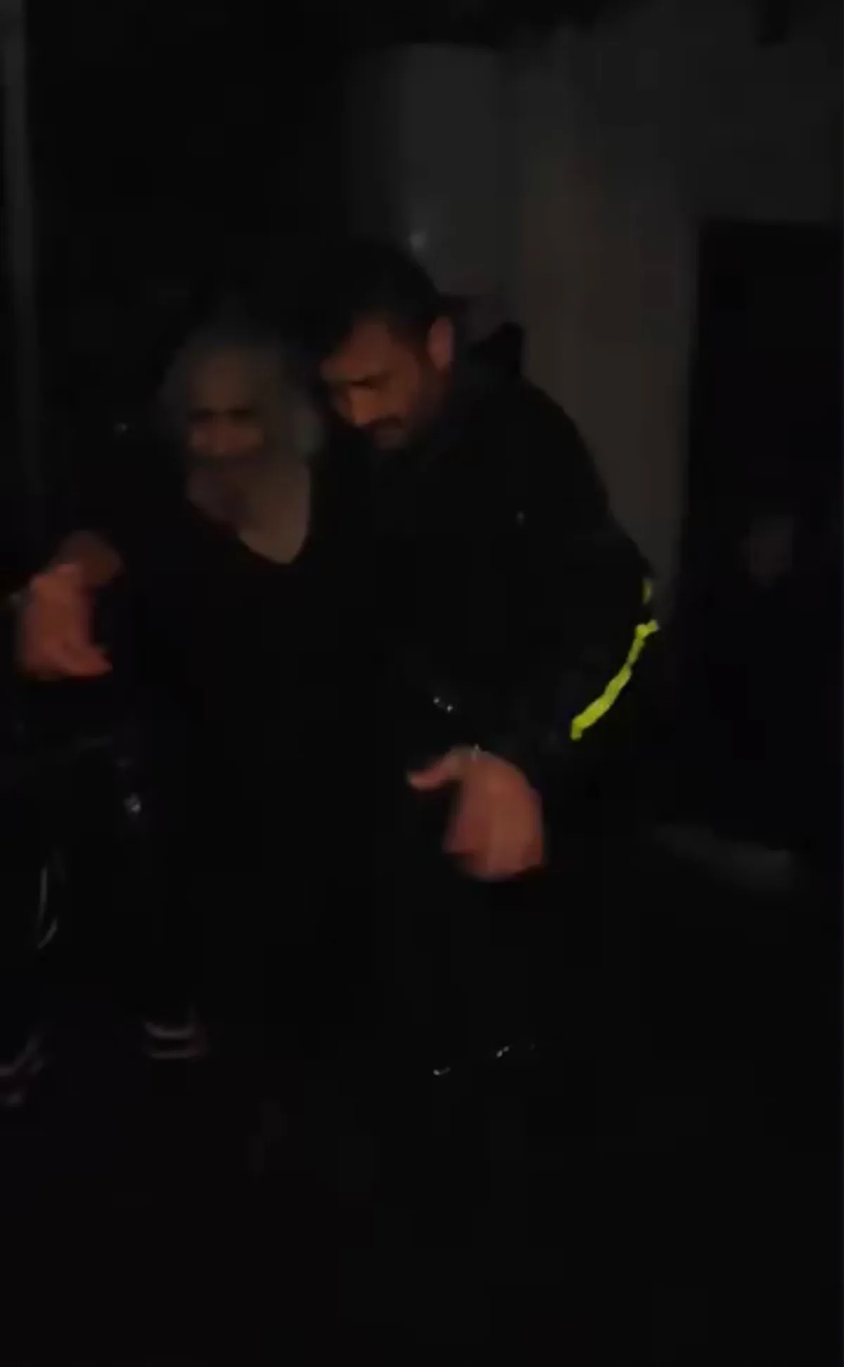 İstanbul Beykoz'da sağanakta su basan evden yaşlı kişi vatandaşlarca kurtarıldı