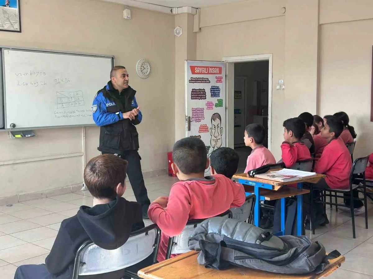 Kars Emniyet Müdürlüğü Dikme Köyü öğrencilerine güvenli internet eğitimi verdi