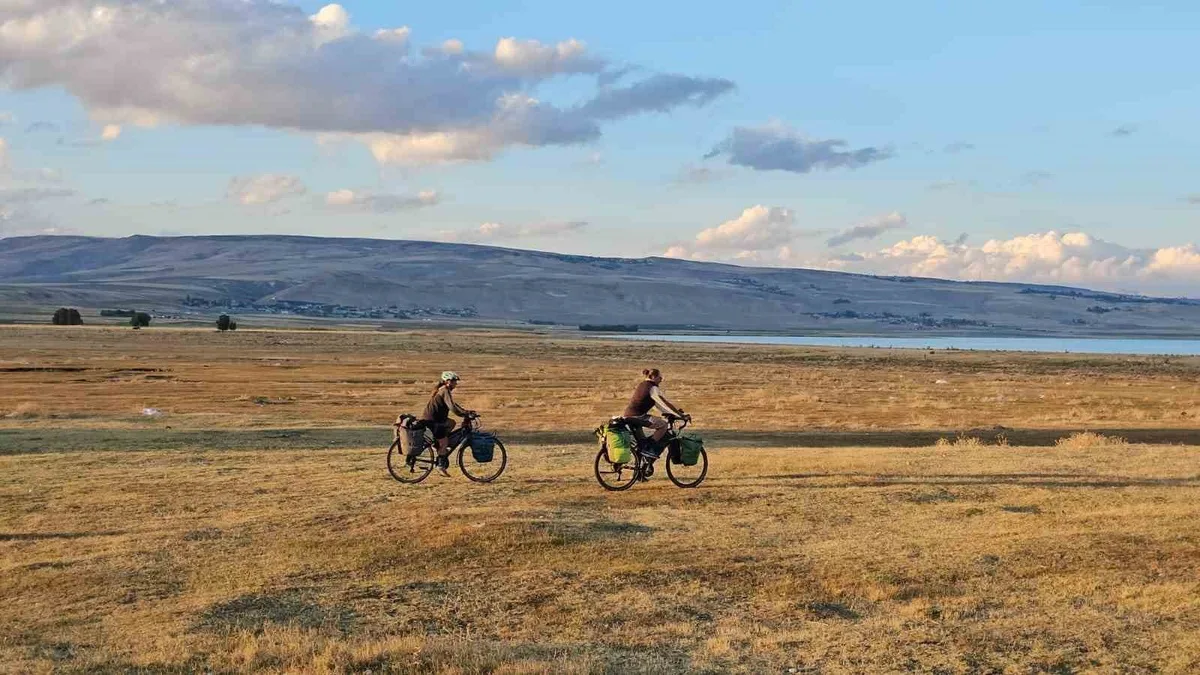 Fransız çift, yaklaşık 9 bin 600 km pedal çevirdiği turu Adilcevaz'da tamamladı