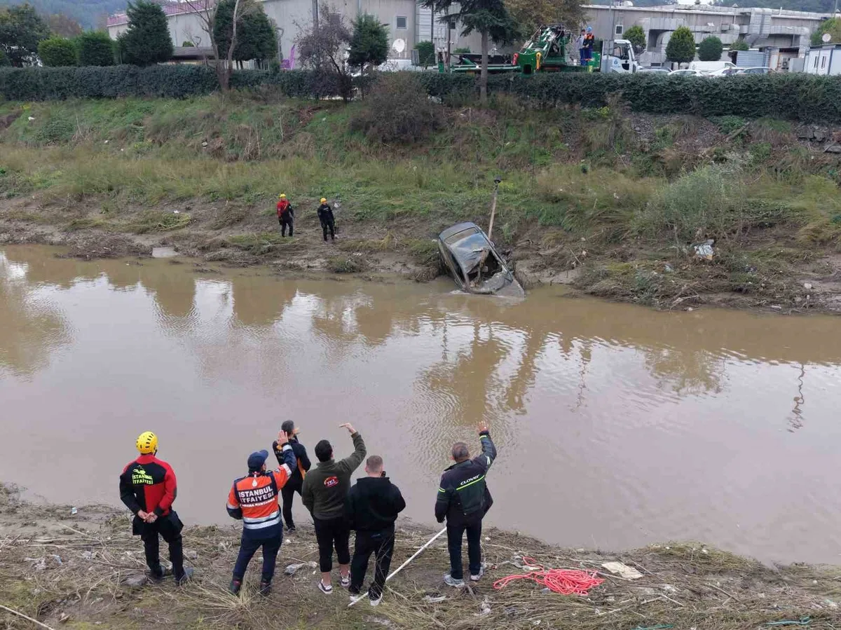 Ayazağa'da sele kapılan otomobil Cendere Deresi'nden itfaiye ekiplerince çıkarıldı