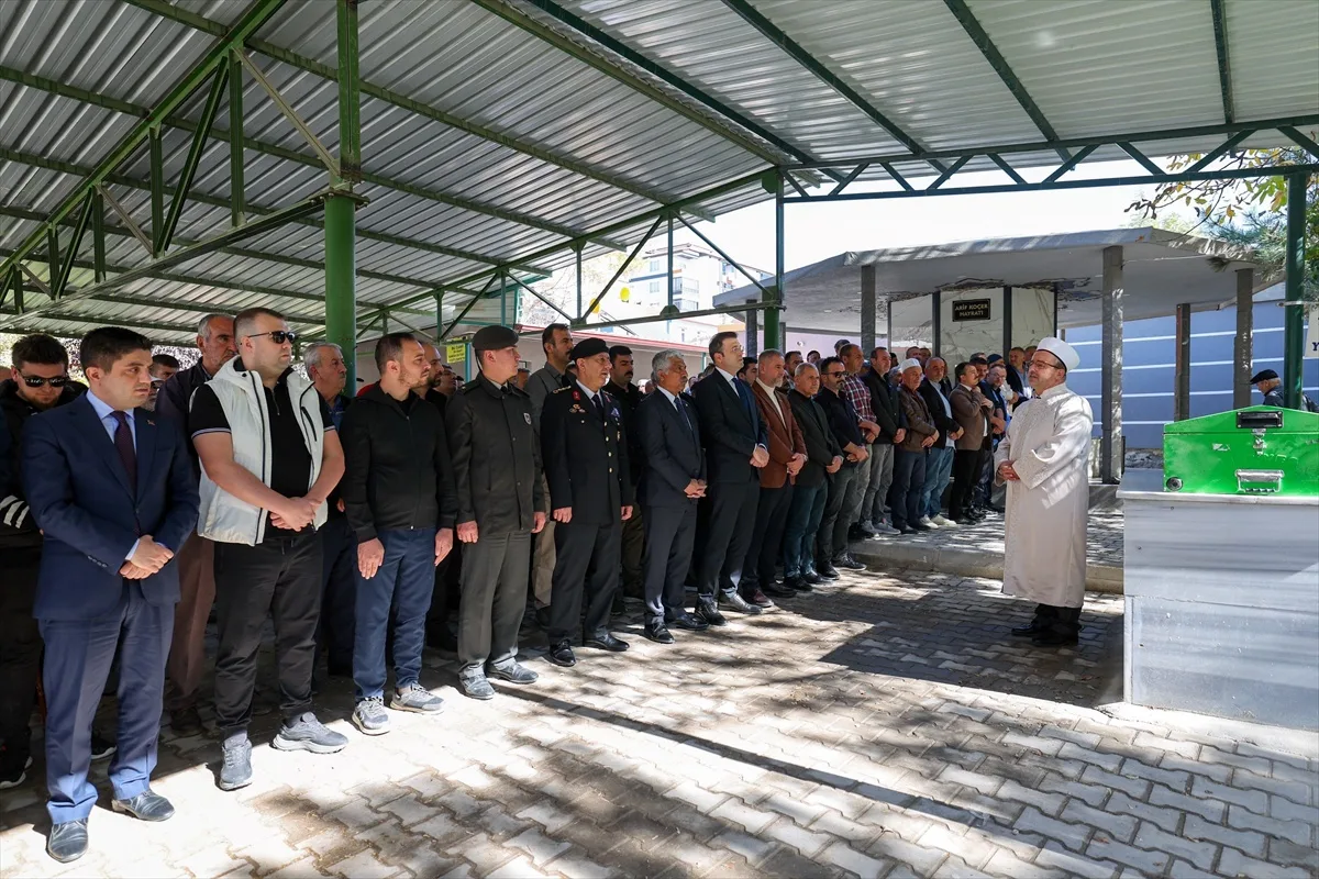 Kıbrıs gazisi Ahmet Binici, Niğde'de cenaze namazının ardından toprağa verildi