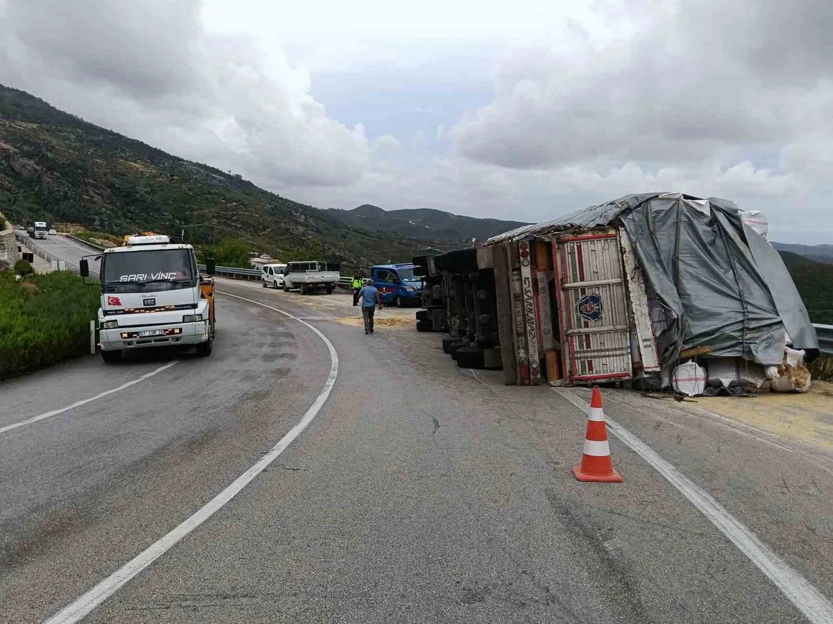 Antalya Manavgat'ta saman yüklü tır devrildi, sürücü yaralandı, hayati tehlikesi yok
