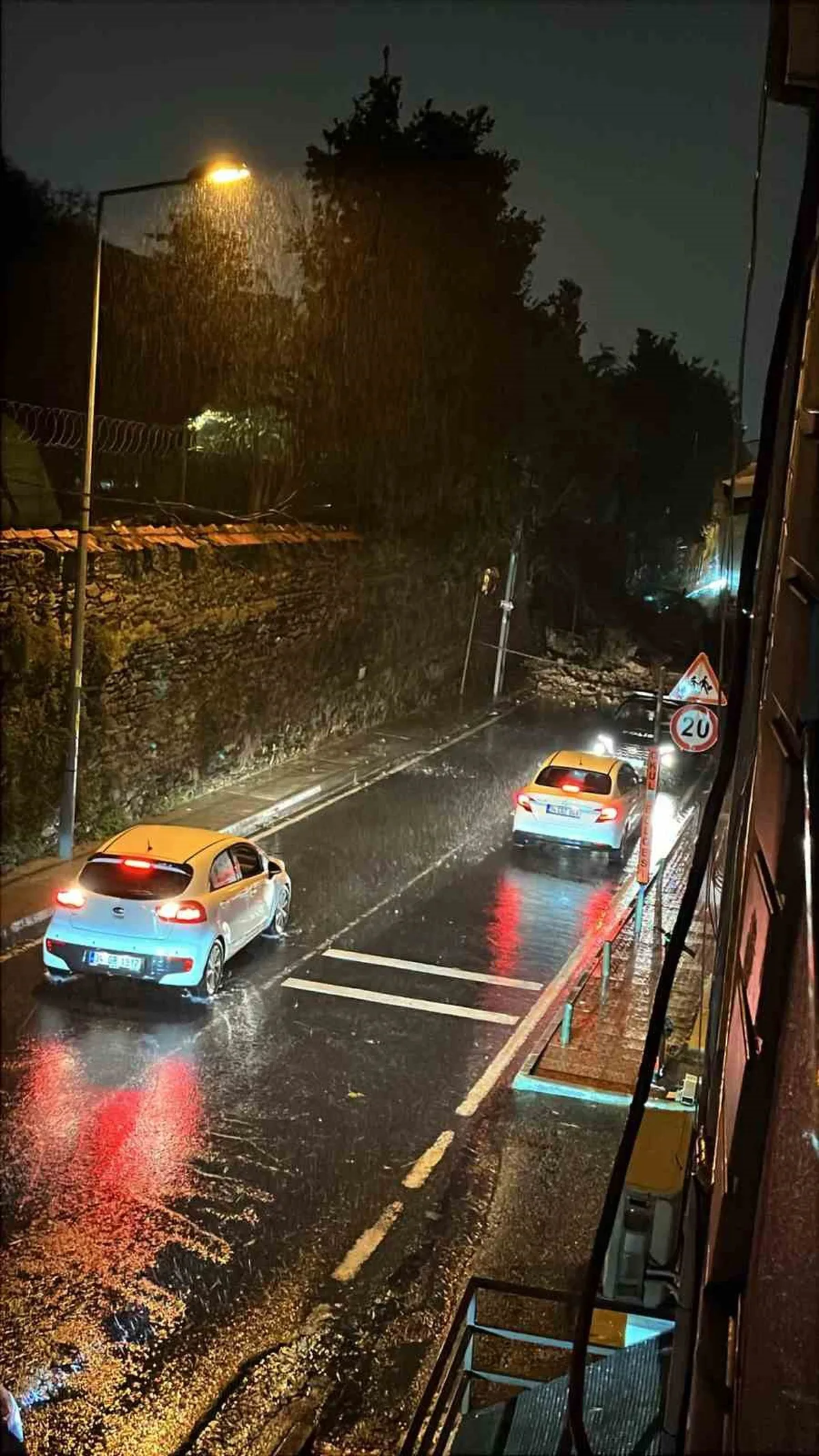 İstanbul Ortaköy'de şiddetli yağışta istinat duvarı çöktü, ölen yaralanan olmadı