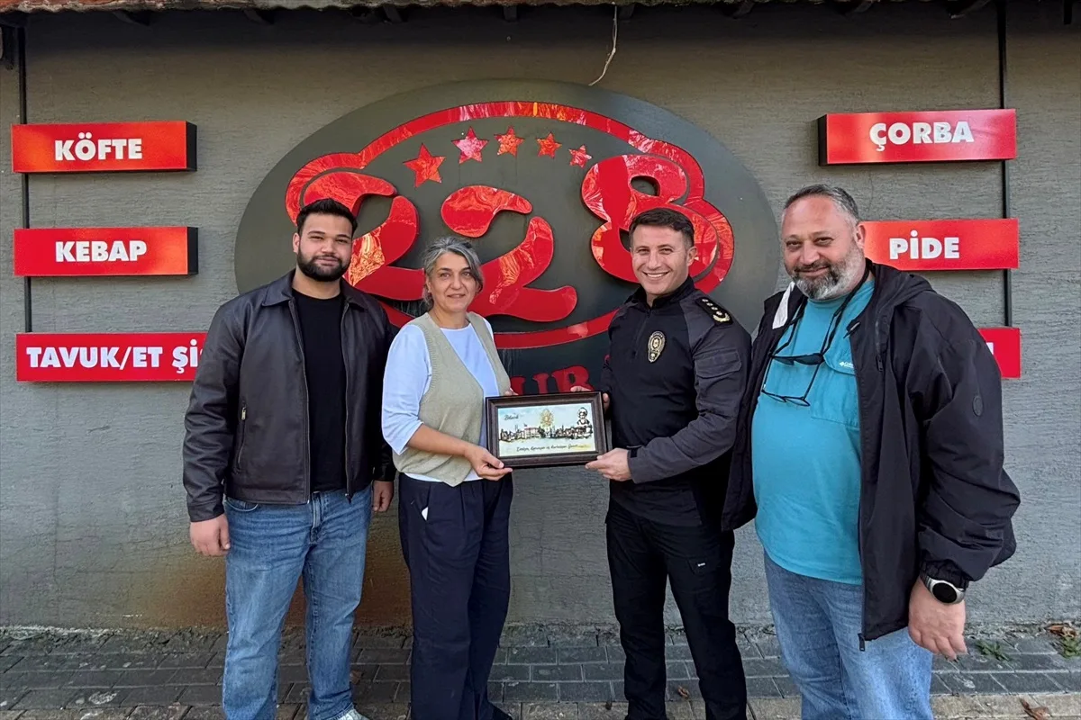 Bilecik İl Emniyet Müdürü Çağlar, esnafı ziyaret edip hediye verdi