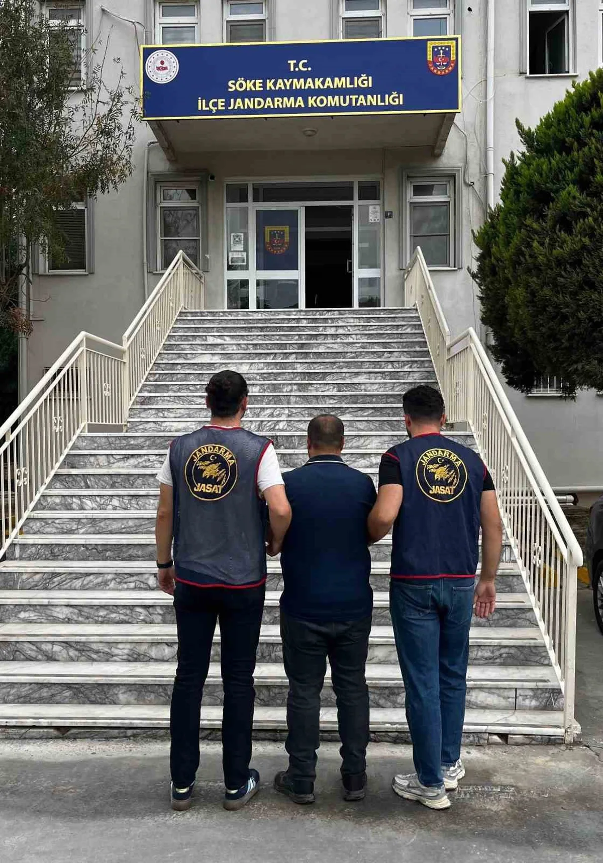 Aydın Söke'de hırsızlıktan 12 yıl 3 ay 15 gün hapis cezası olan hükümlü yakalandı.