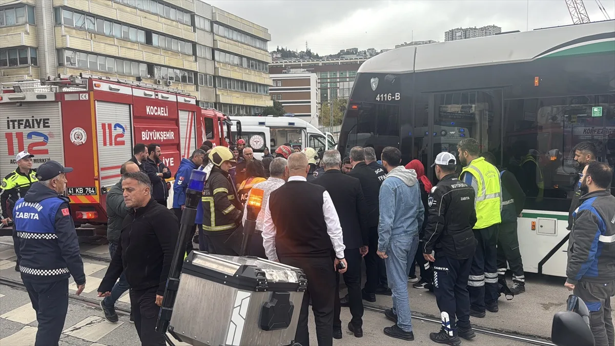 Kocaeli İzmit'te tramvayın çarptığı iki kişiden biri kurtarılamadı, diğeri yaralı