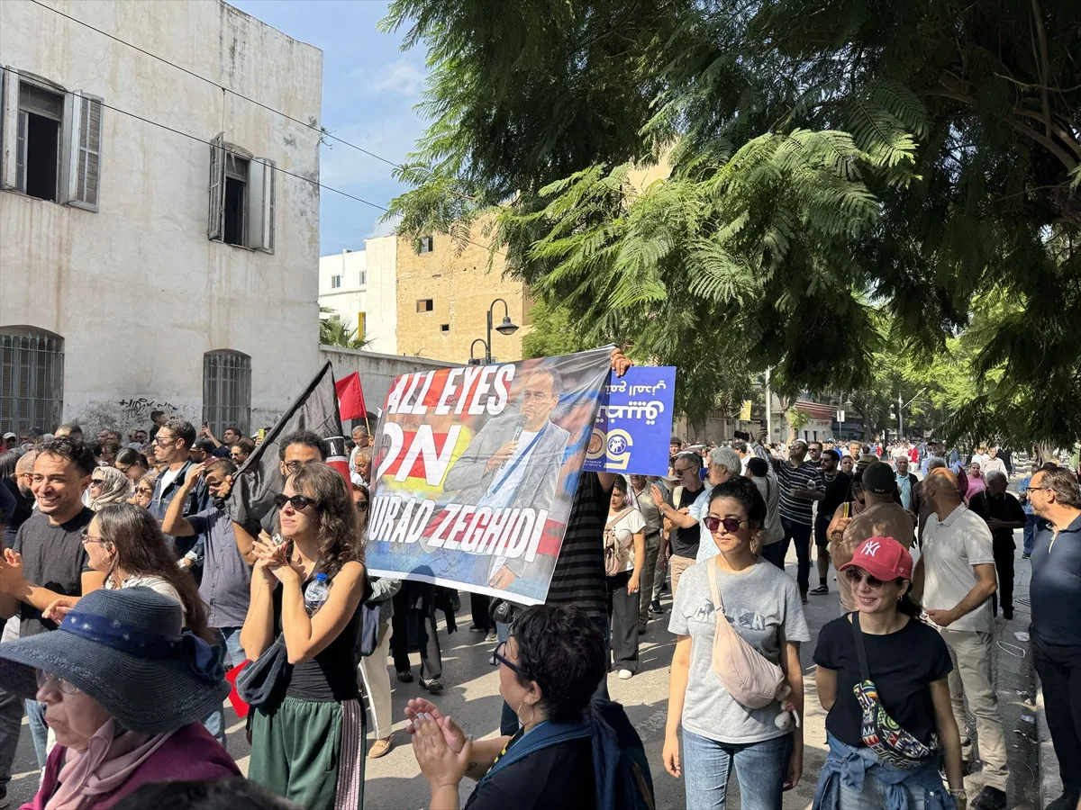 Tunus'ta binlerce kişi Kays Said'in politikalarını başkentte protesto etti