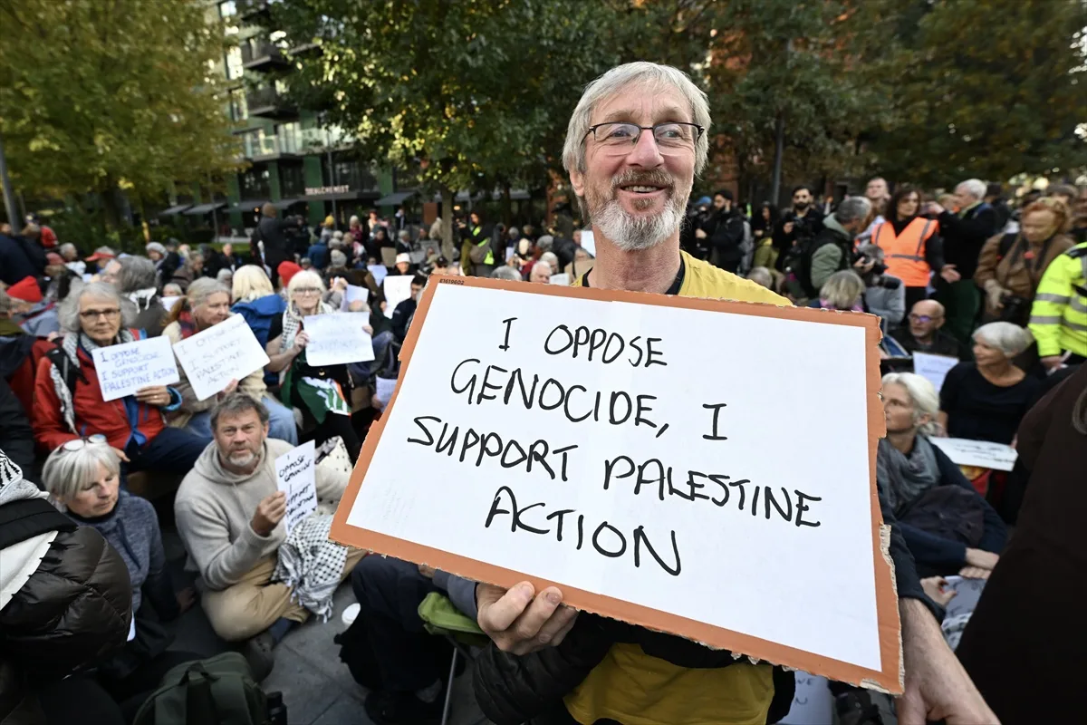 Londra'da ABD Büyükelçiliği önündeki Palestine Action eylemi 48 gözaltıyla sonuçlandı