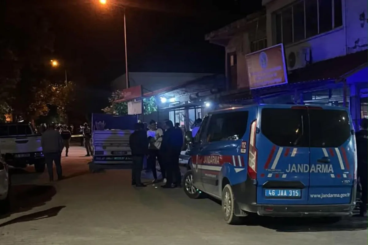 Kavga eden akrabalarını ayırmak isteyen polis memuru canından oldu