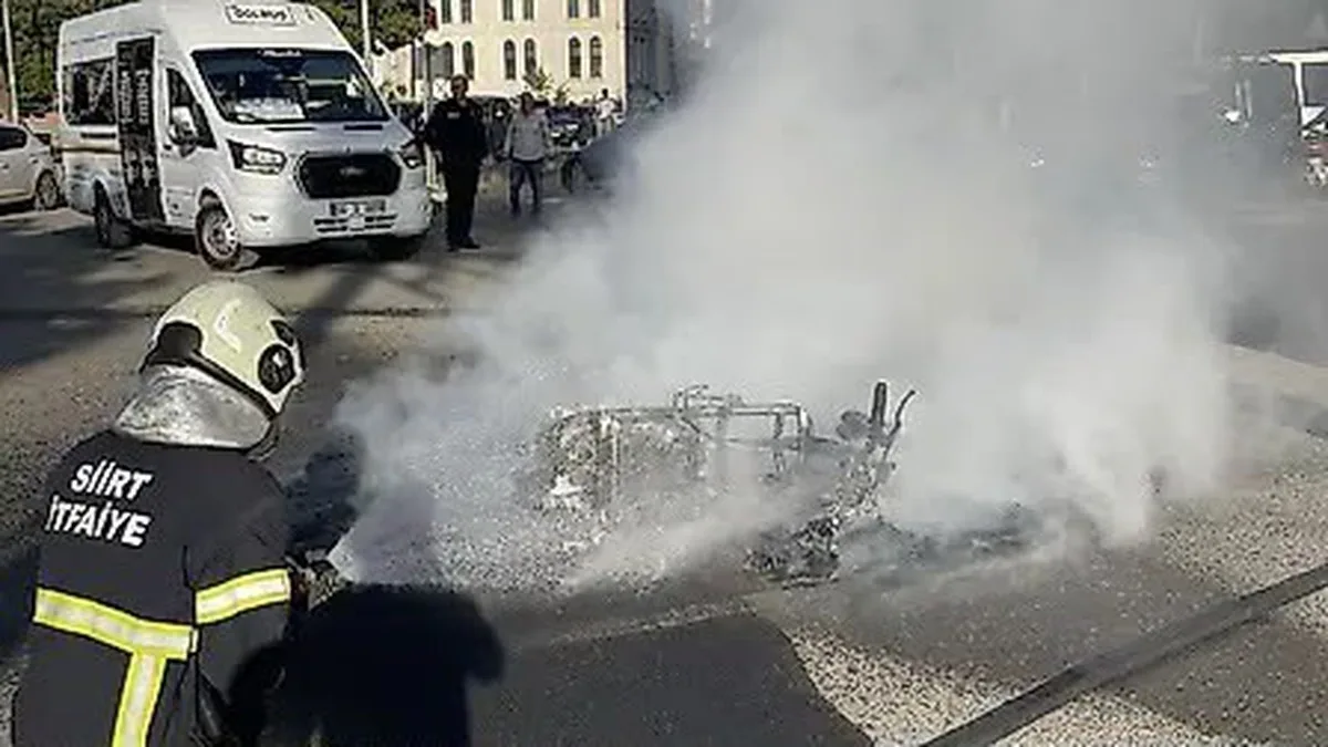 Siirt'te motosikletle hafif ticari araç çarpıştı, motosikletteki yangın söndürüldü
