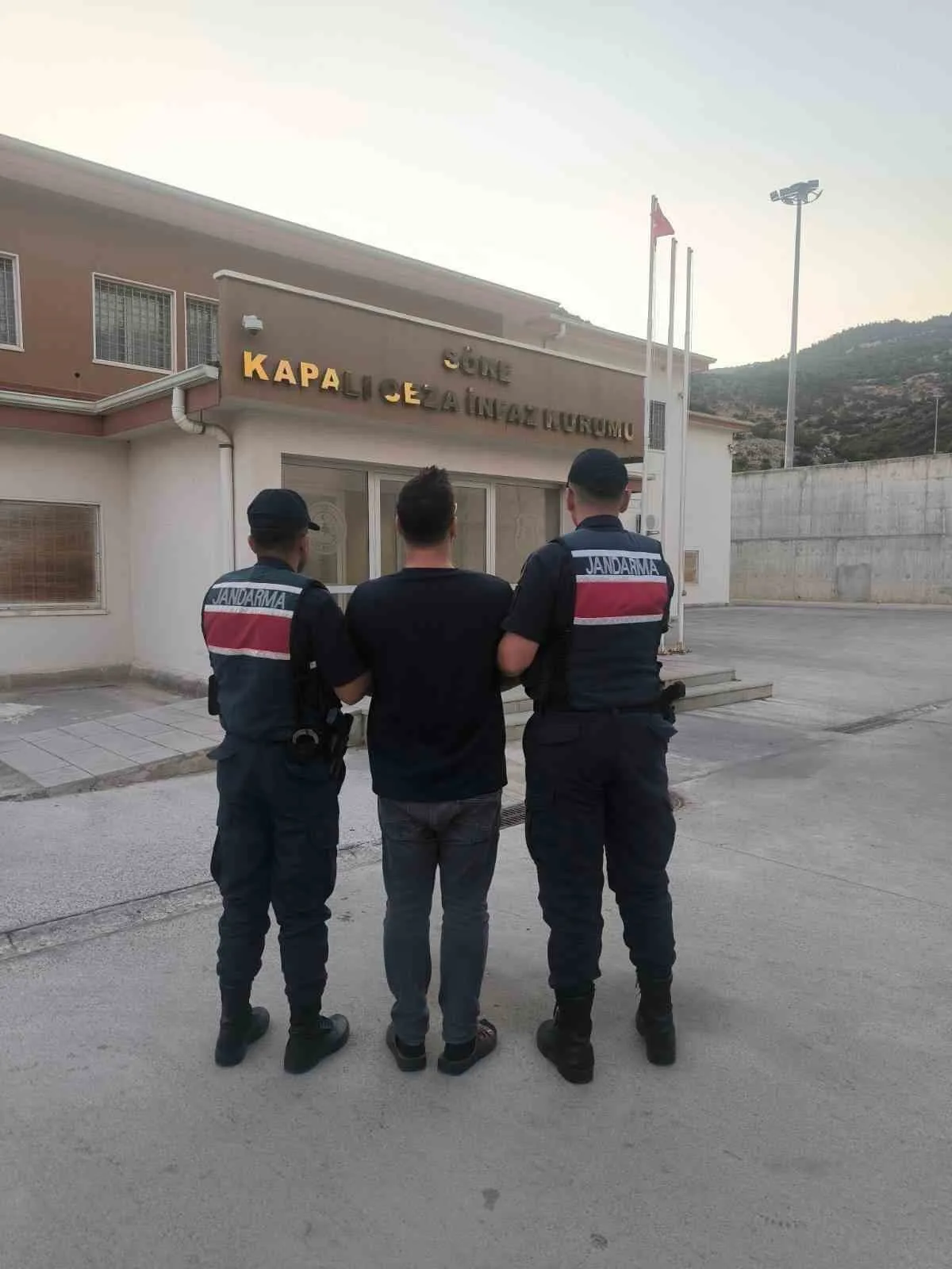 Söke'de 10 yıl hapis cezası alan hükümlü cezaevine gönderildi
