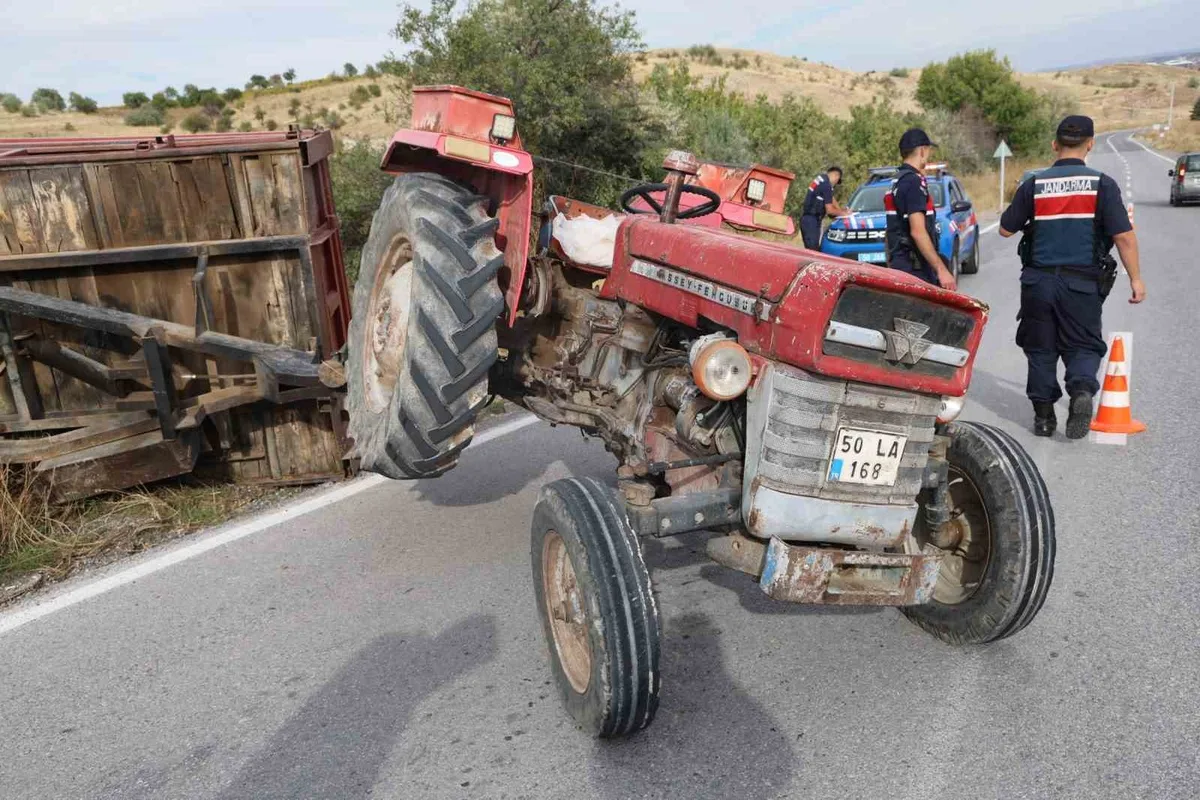 Nevşehir'de rampayı çıkamayan traktörün römorku devrildi, 2'si çocuk, 3 yaralı.