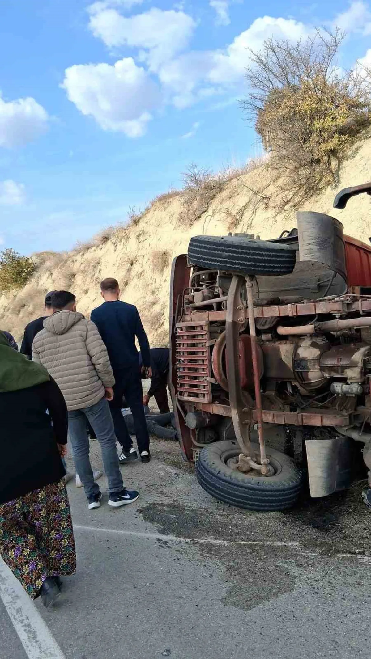 Burdur Altınyayla'da kontrolden çıkan yük kamyonu devrildi, 1 kişi yaralandı