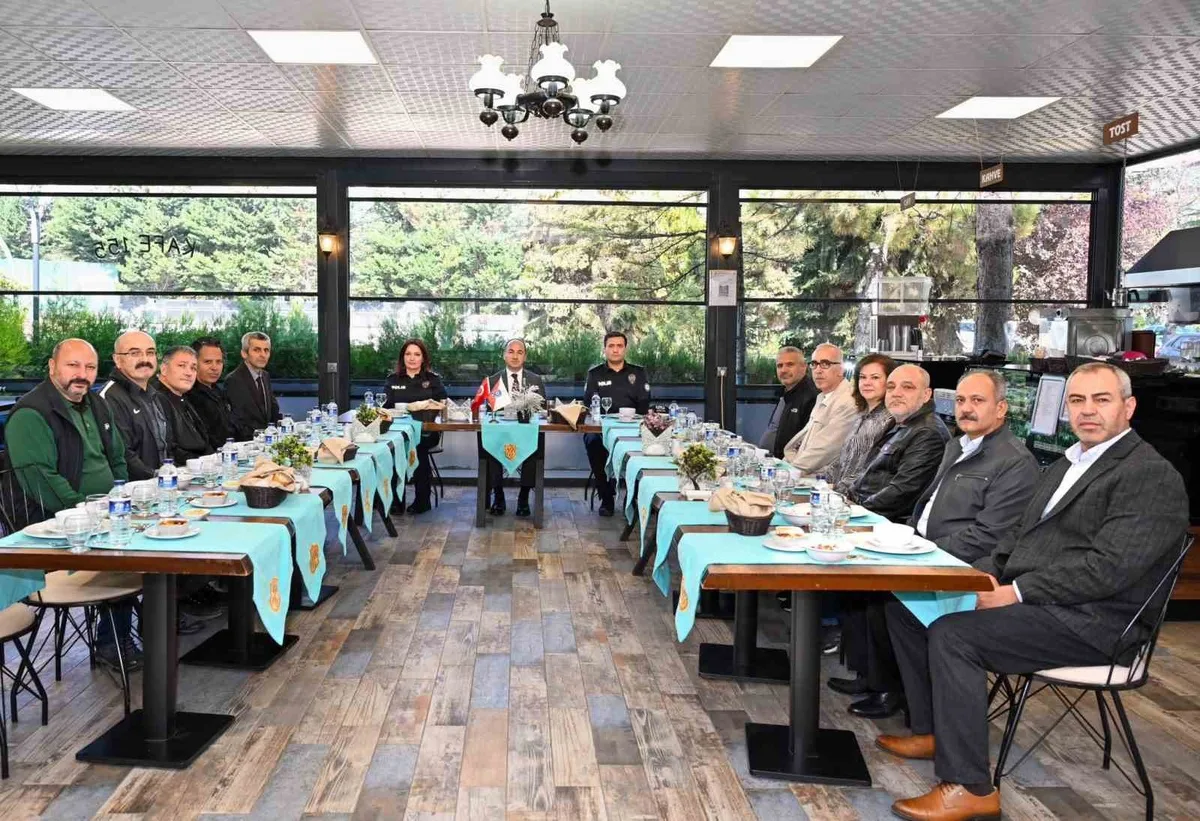 Eskişehir'de emekli emniyet personeline veda yemeği düzenlendi