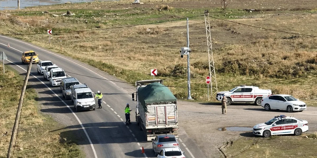 Malazgirt'te jandarma, Muş-Ağrı kara yolunda drone destekli trafik denetimi yaptı