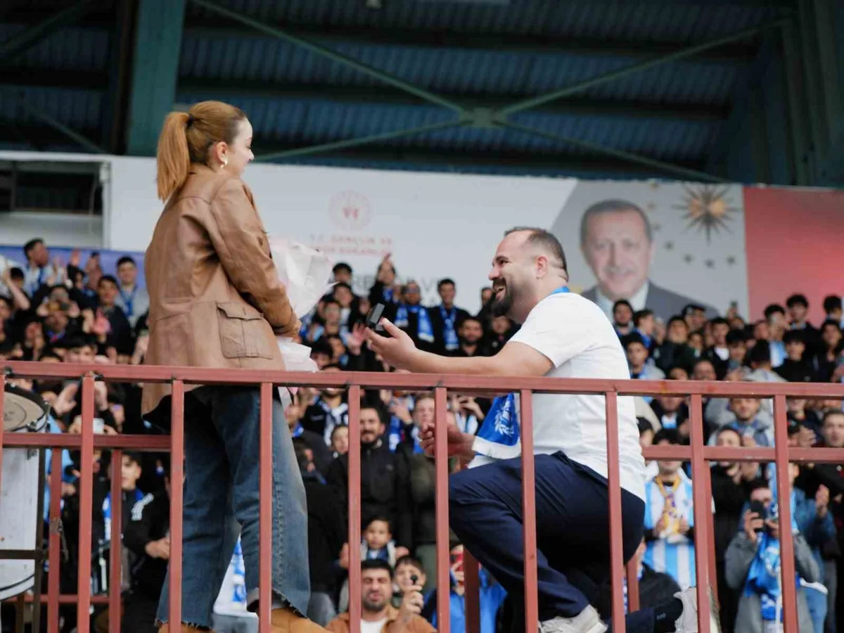 Serkan Cebanay, Erzurumspor-Eyüpspor maçı öncesi Buse Yıldırım'a evlenme teklif etti