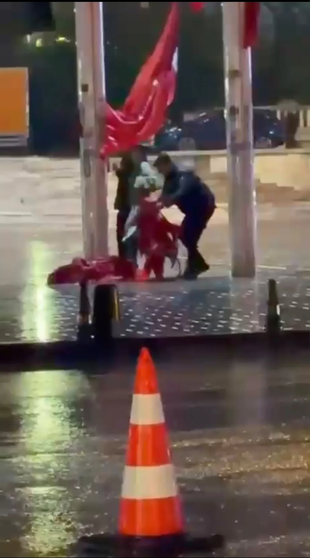 İstanbul'da sağanak ve fırtına Taksim'de Türk bayrağını yere düşürdü, polis kaldırdı