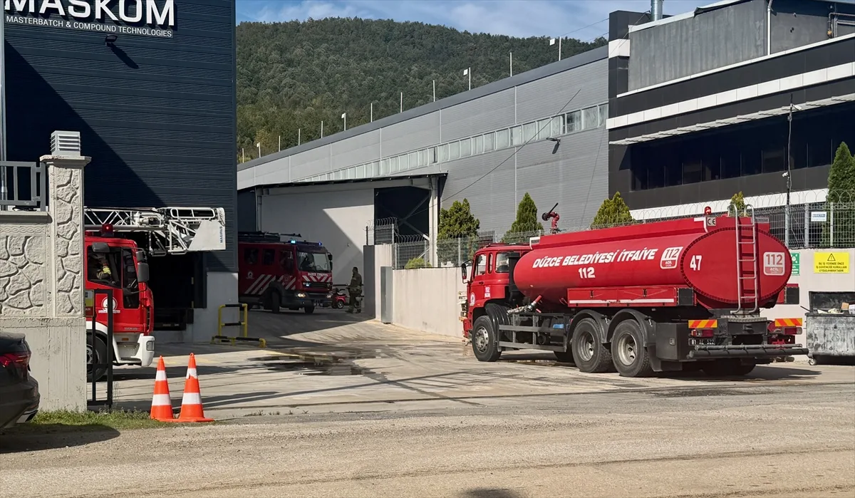 Düzce Gümüşova OSB'de plastik fabrikasının bacasında çıkan yangın hasara yol açtı