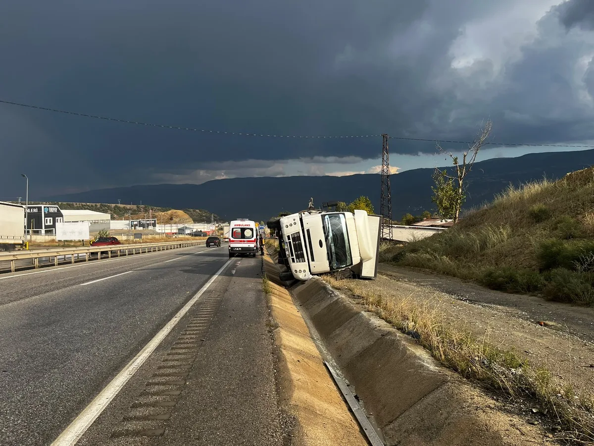Kastamonu Tosya'da D100'de kontrolden çıkan kamyon yan yattı, 2 kişi yaralandı