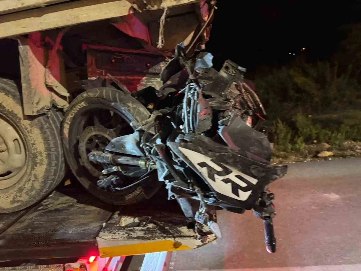 Hatay'ın Altınözü ilçesinde pikapla çarpışan motosikletin 19 yaşındaki sürücüsü öldü.