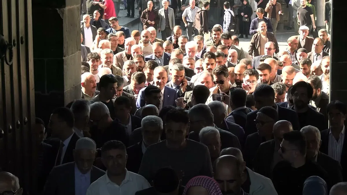 Fatih Erbakan Azerbaycan'ın başörtüsü yasağını kınadı, ana dilde eğitim sözü verdi