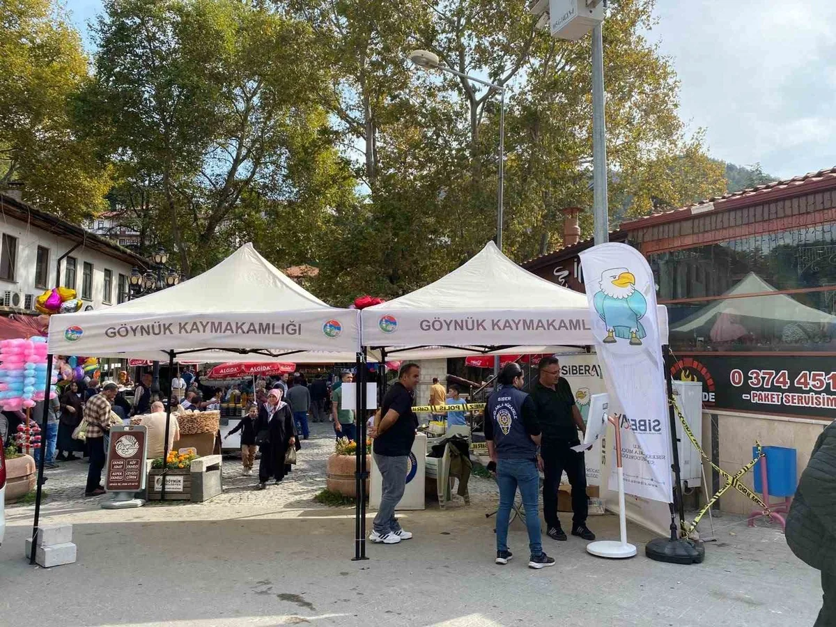 Bolu Göynük'te kurulan SİBERAY standı vatandaşları siber suçlara karşı bilgilendirdi