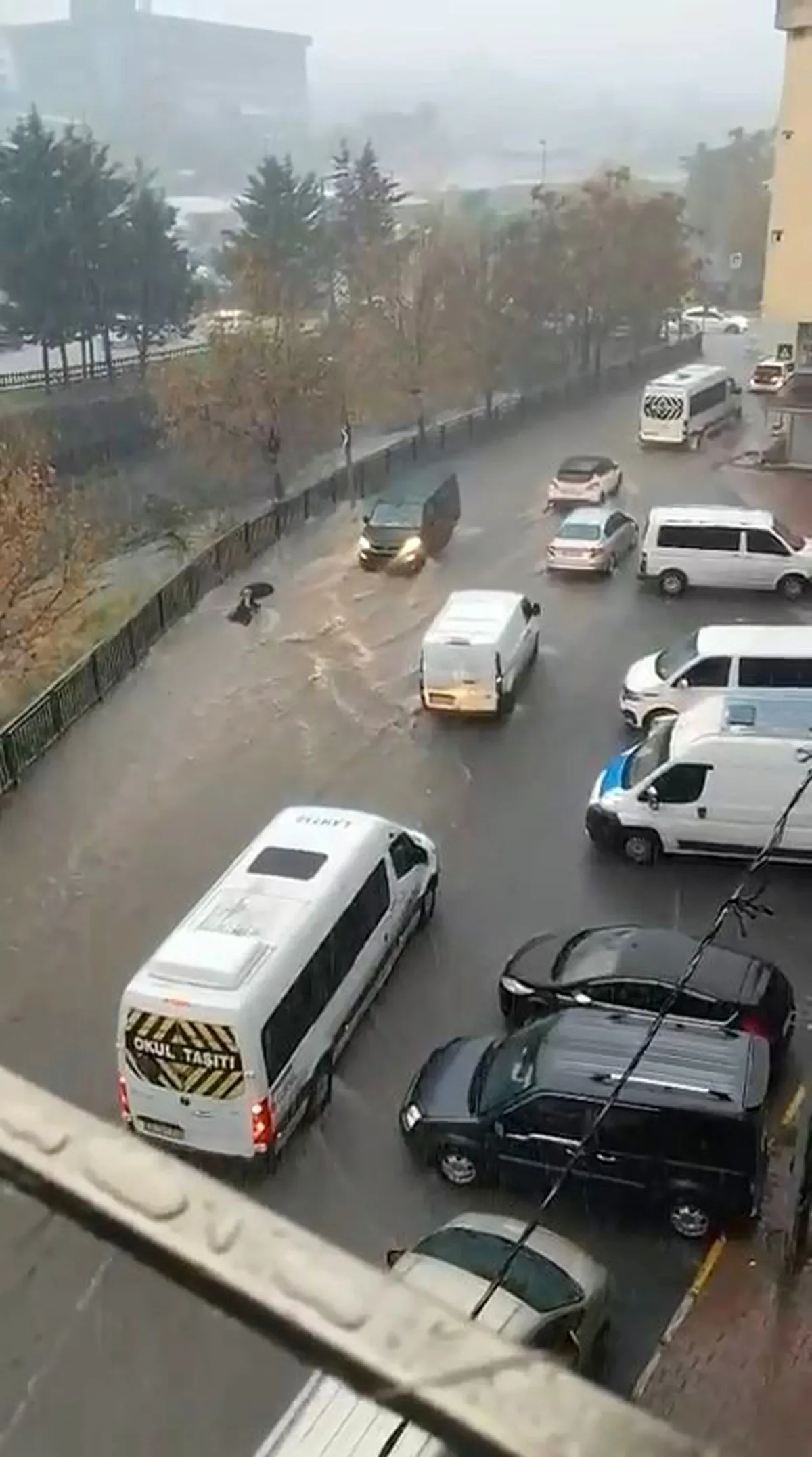 Esenyurt'ta can pazarı! Sel sularına kapılan kadını son anda kurtardılar