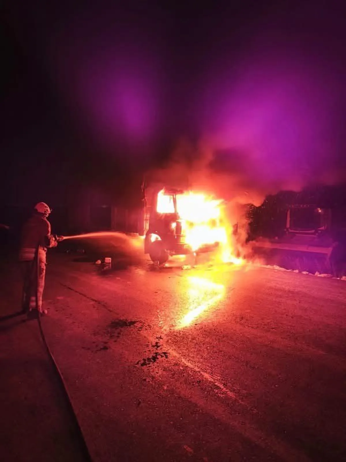 Hatay Kumlu'da araç yangını itfaiye müdahalesiyle söndürüldü, can kaybı yok