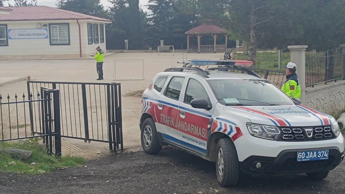 Tokat'ta jandarma güvenlik tedbirlerini sürdürüyor, servis araçları denetleniyor