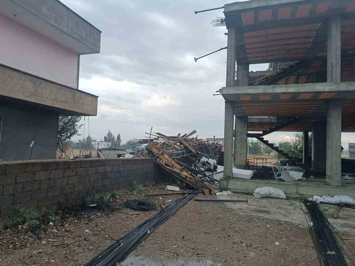 Diyarbakır Bismil'de fırtına cami minaresini ve ağaçları devirdi, çatılar zarar gördü