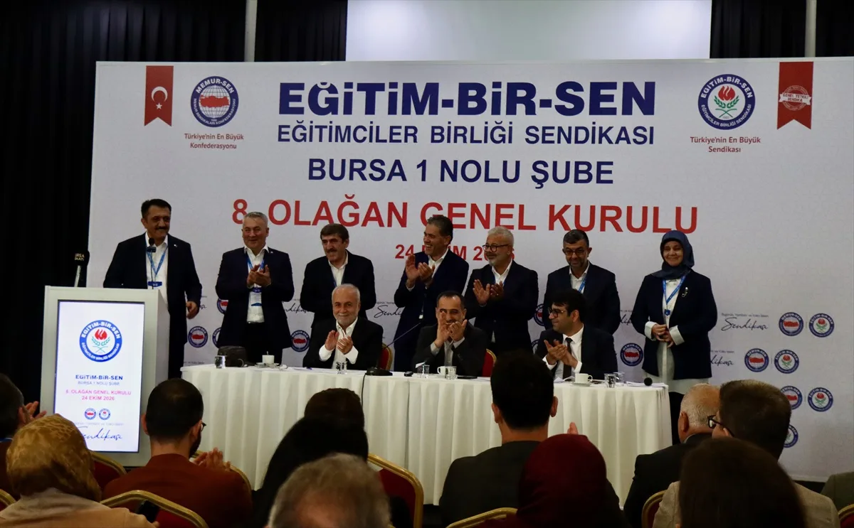 Bursa'da Eğitim-Bir-Sen'in 8. Olağan Genel Kurulu'nda Adil Yazıcıoğlu başkan seçildi.