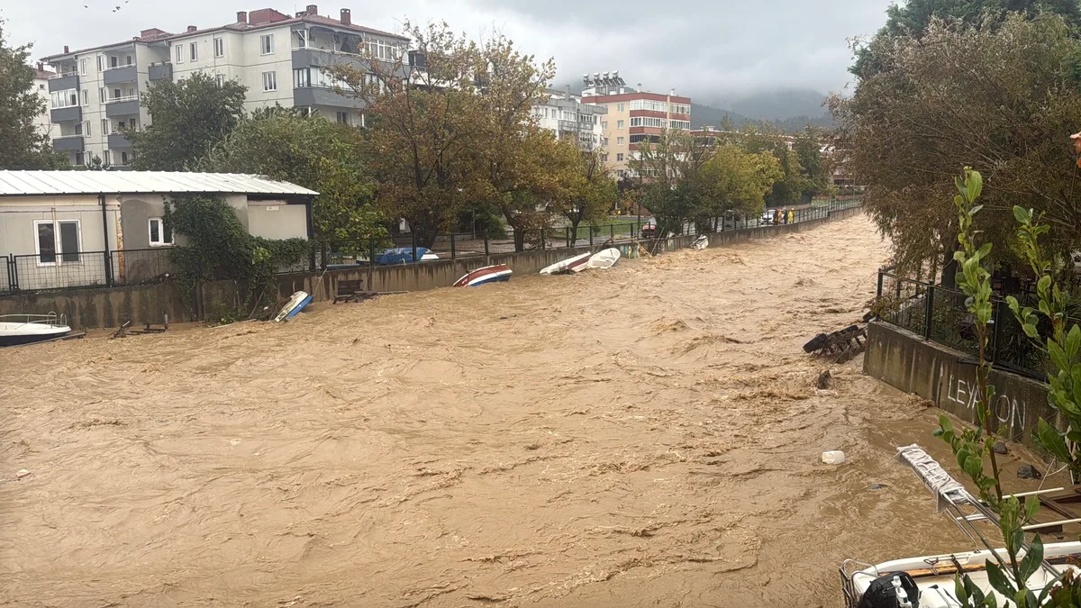 Yalova'da sağanak nedeniyle 101 ihbar alındı, 95 su baskını ve 3 toprak kayması yaşandı