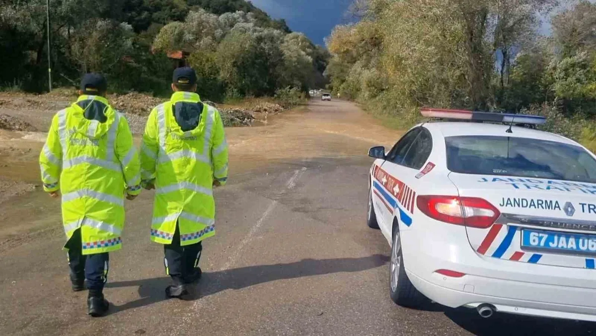 Zonguldak'ta su taşkını nedeniyle jandarma kamyon dışındaki araçları durdurdu