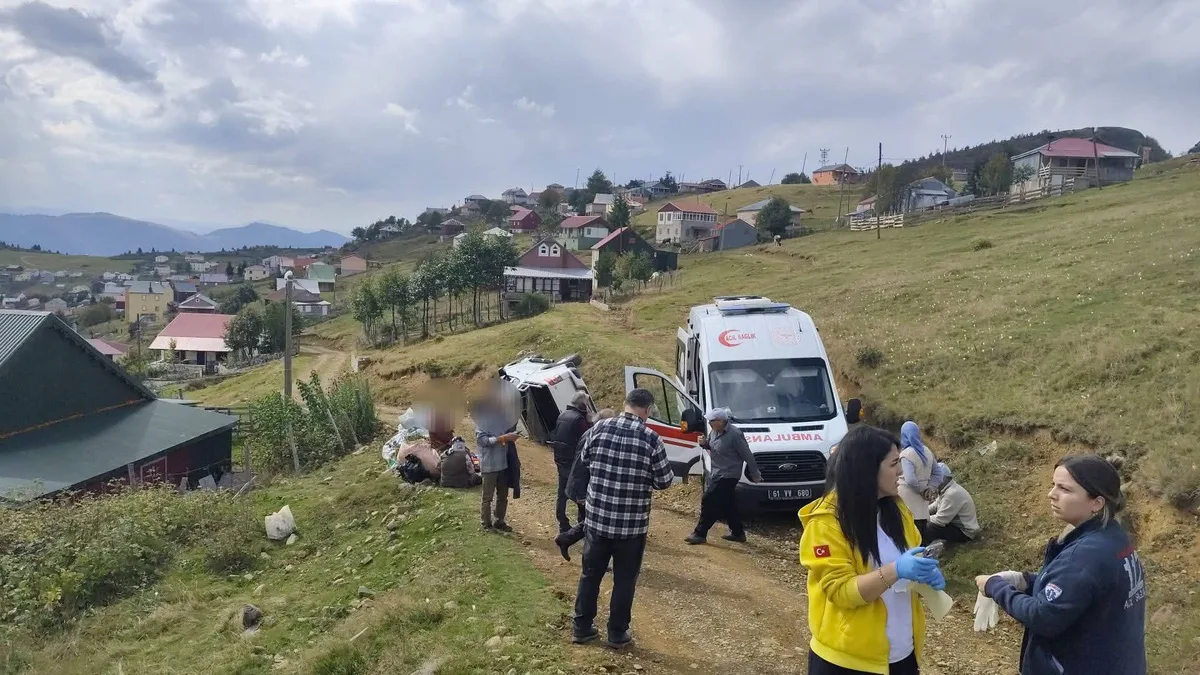 Trabzon Sis Dağı'nda kamyonet uçuruma yuvarlandı, 1'i ağır 4 kişi yaralandı