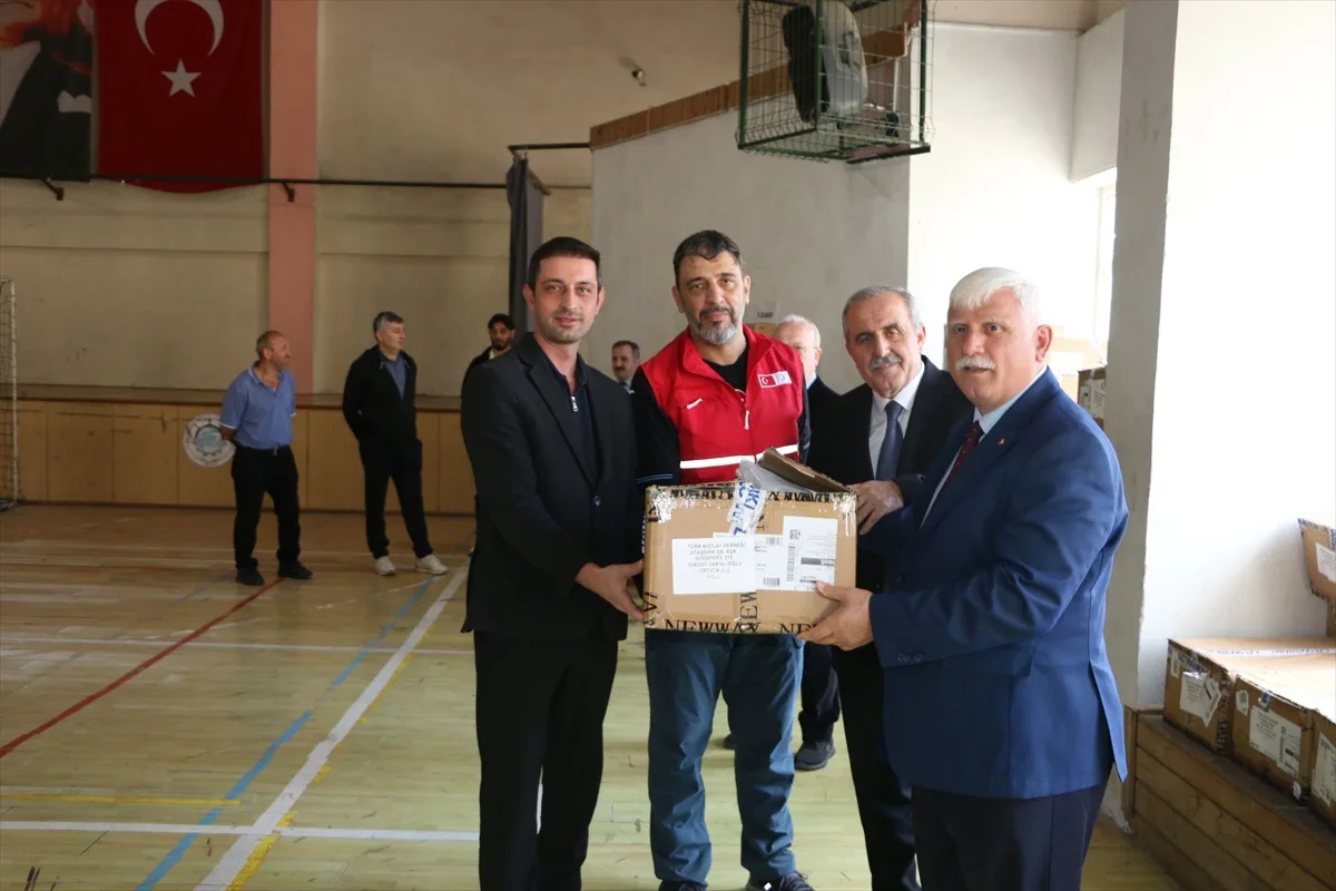 Trabzon Of'ta Kızılay Ataşehir Şubesi ihtiyaç sahibi öğrencilere giysi yardımı yaptı