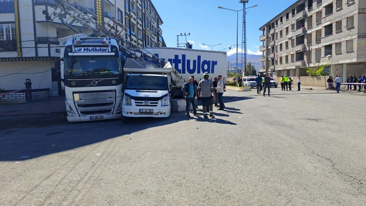 Iğdır'da tır, hafif ticari araca ve elektrik direğine çarptı; yaralanan olmadı