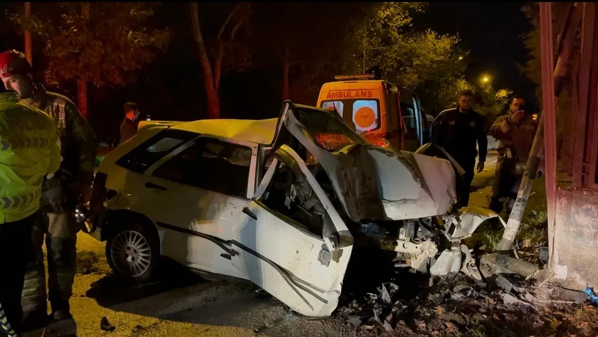 Bursa Osmangazi'de otomobil duvara çarptı, sürücü araçta sıkışarak ağır yaralandı