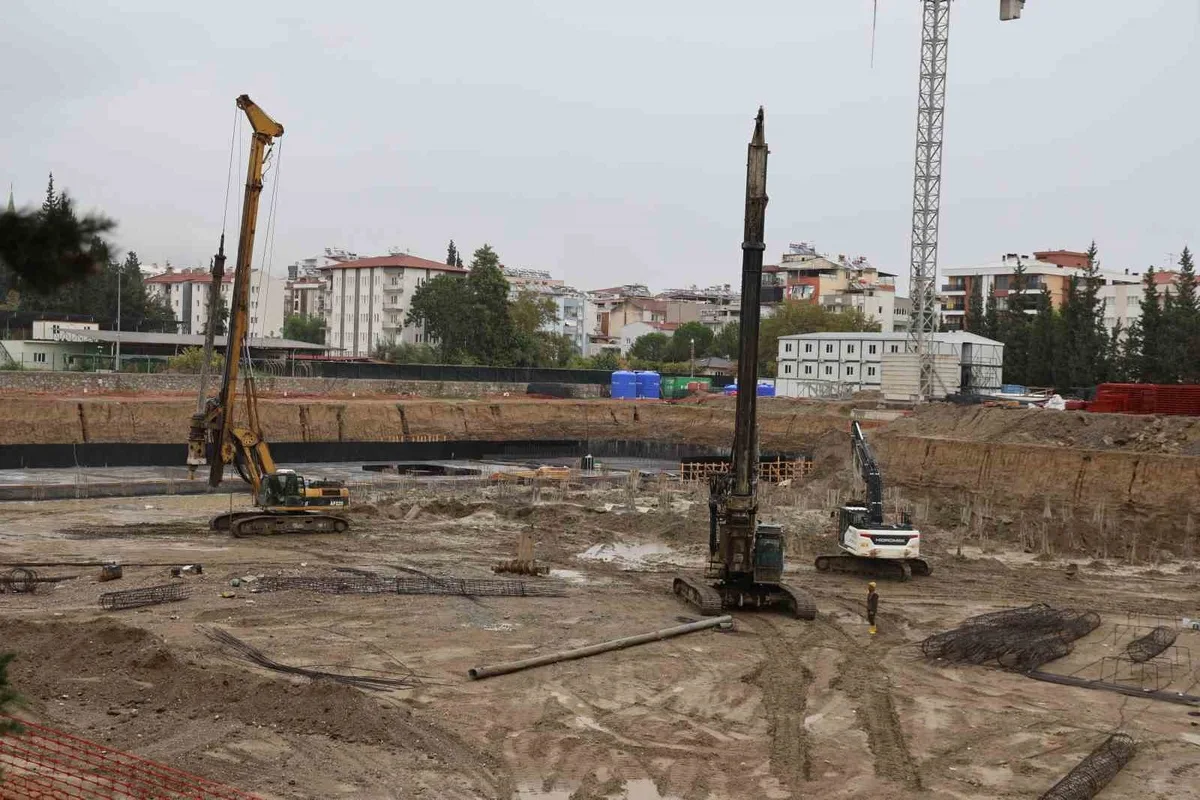 Aydın Efeler'de yeni adliye sarayı inşaatında 5 aylık etüt sonrası fore kazık çakıldı