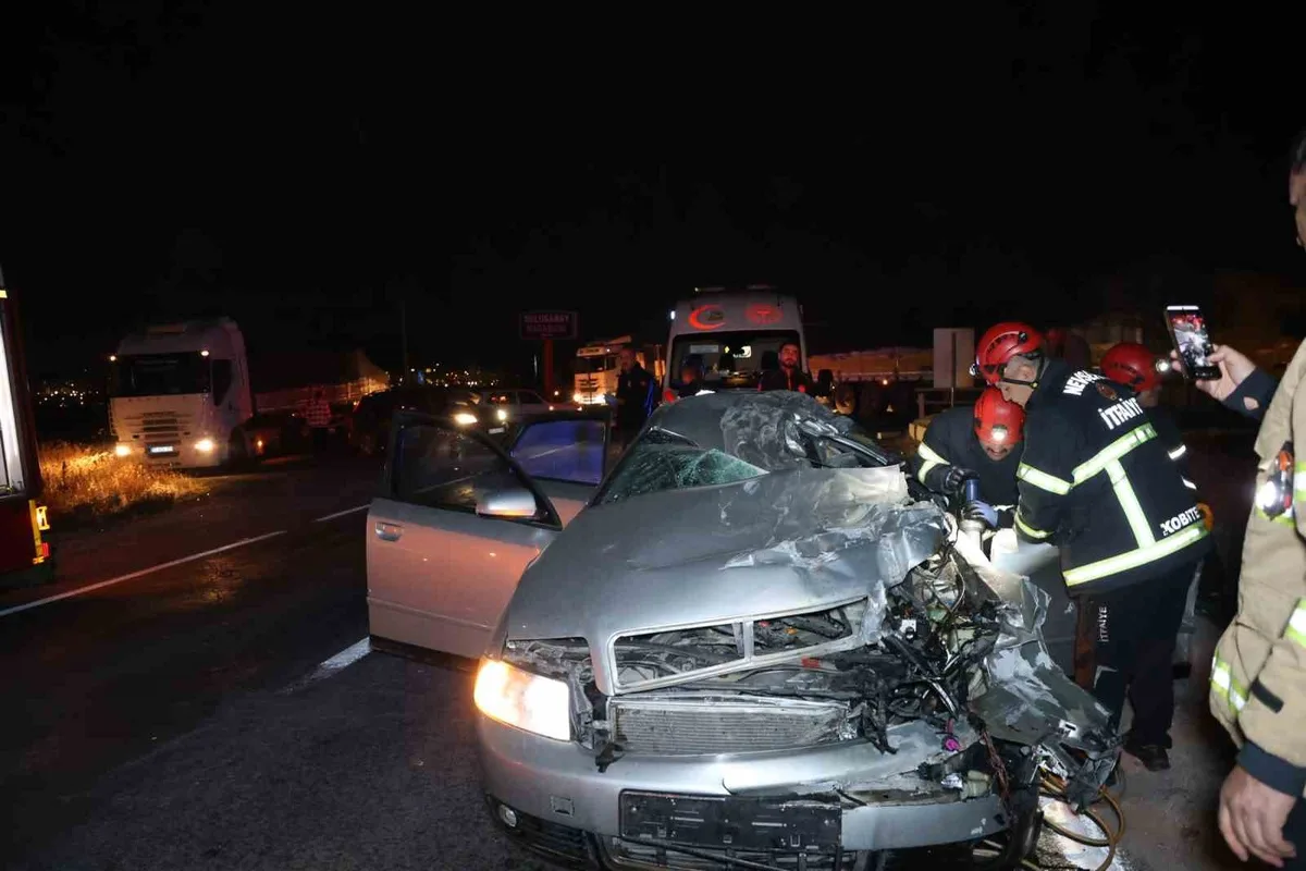 Nevşehir-Gülşehir karayolunda tırla çarpışan otomobildeki 2 kişi hayatını kaybetti
