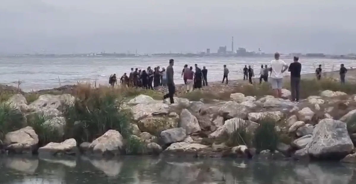 Mersin Akdeniz'de 3 genç denize girdi, biri boğuldu, 2'si kurtarıldı
