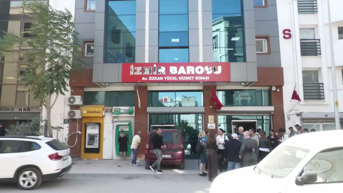 Serhat Sökmen mazbatasını alıp İzmir Barosu Başkanlığını Sefa Yılmaz'dan devraldı