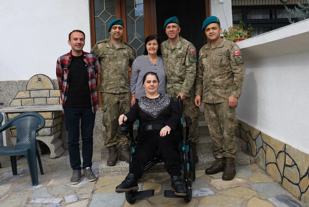 MSB, Kosova'da özel gereksinimli bireye akülü tekerlekli sandalye verildiğini duyurdu