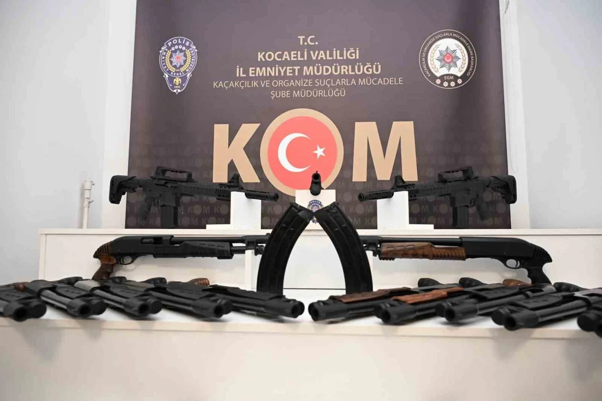 Kocaeli Körfez'de KOM ekiplerince 25 yivsiz av tüfeği ele geçirildi, 2 şüpheli yakalandı