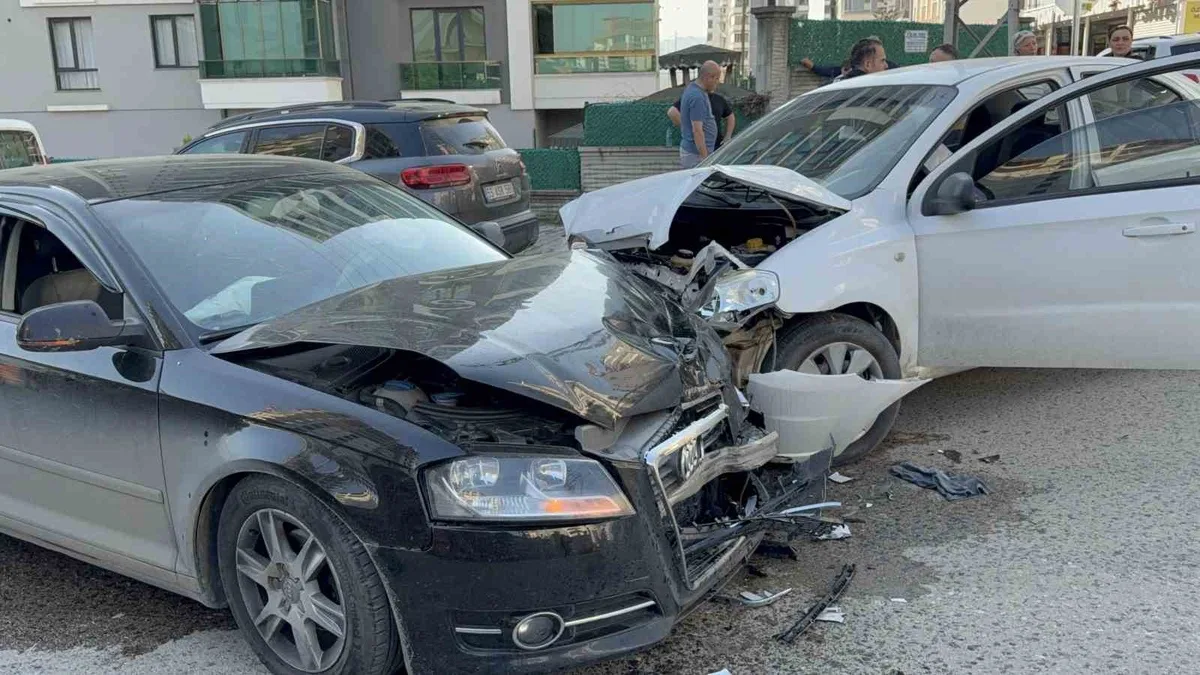 Samsun'da iki otomobil çarpıştı, 6 yaşındaki çocuk dahil 3 kişi yaralandı