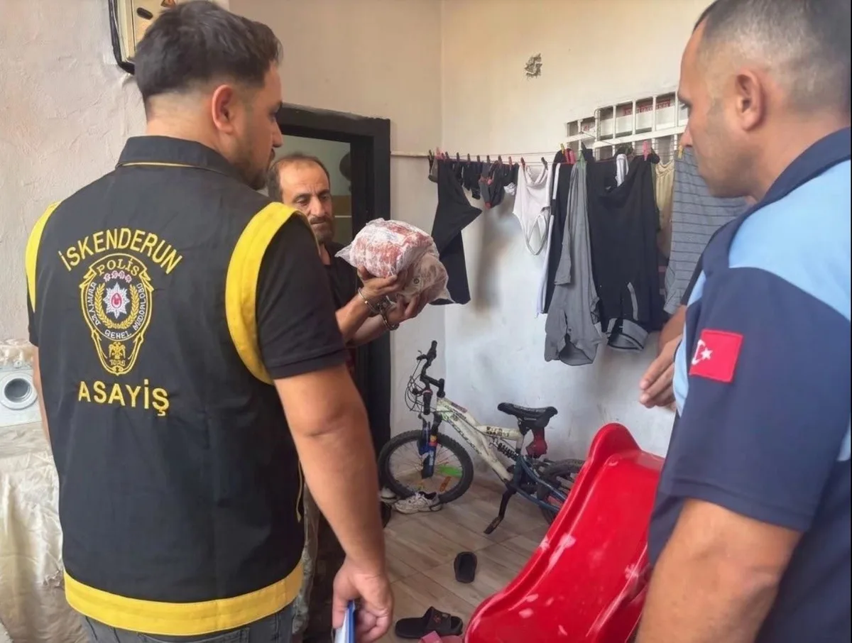 İskenderun'da çöpe atılan 1 ton 360 kilo eti satmaya hazırlanan 4 şüpheli yakalandı